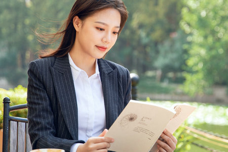 1623809215632544.jpg 攝圖網_501427892_wx_青年女性戶外閱讀(企業商用)_副本.jpg