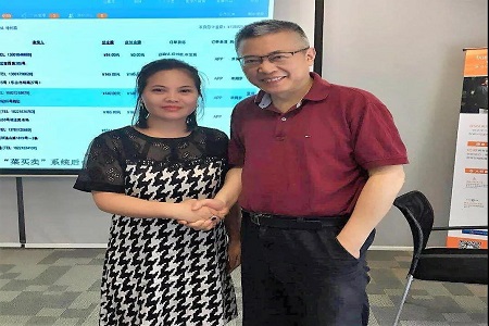 蘇朝蓉同學(xué)(左)和周立教授在BSN課堂 蘇朝蓉同學(xué)(左)和周立教授在BSN課堂