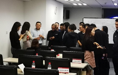 同學們和廖明先生互動