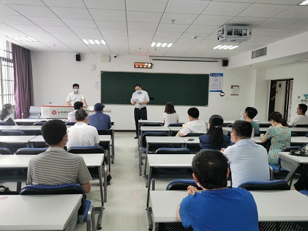 胡海波和寧亮兩位院長向全體考官通報考試規則 胡海波和寧亮兩位院長向全體考官通報考試規則