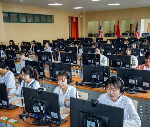 學生在同聲傳譯實驗室上課 學生在同聲傳譯實驗室上課